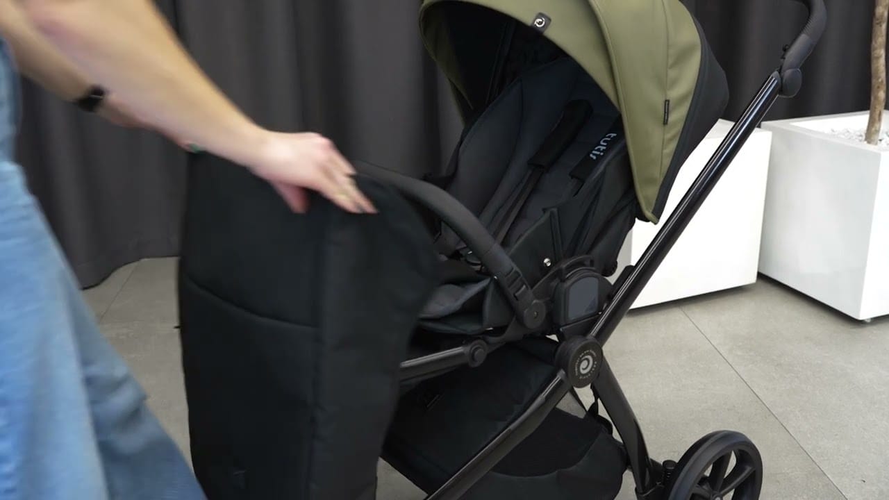 Leg cover with waterproof zipper